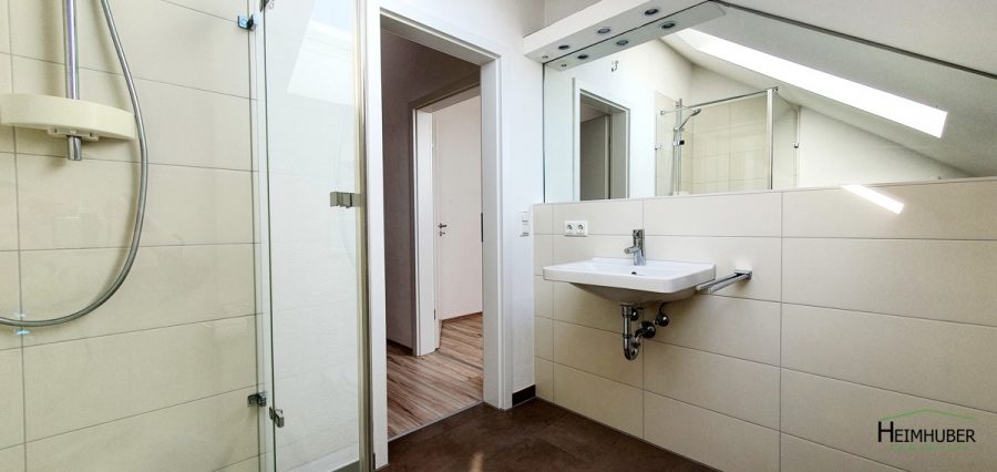Freies gepflegtes Reihenmittelhaus in Allach-Untermenzing sucht neuen Eigentümer - Badezimmer im DG