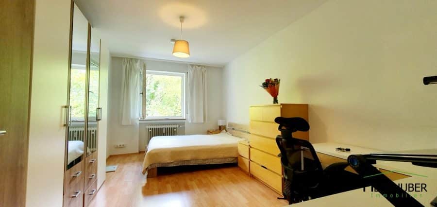 Zentral gelegene 2 Zimmerwohnung mit Ostbalkon (ca. 20 m²) in Bogenhausen zu vermieten - Schlafzimmer
