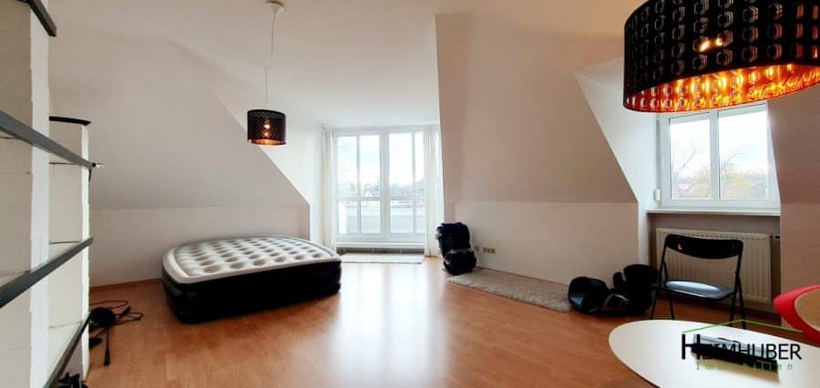 Großzügige 89 m² Dachgeschosswohnung mit 3 Zimmern & 2 Balkonen in Obersendling - Wohnzimmer