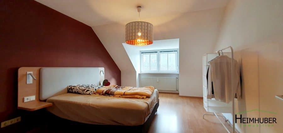 Großzügige 89 m² Dachgeschosswohnung mit 3 Zimmern & 2 Balkonen in Obersendling - Schlafzimmer