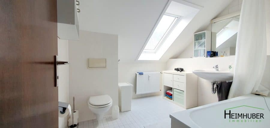 Großzügige 89 m² Dachgeschosswohnung mit 3 Zimmern & 2 Balkonen in Obersendling - Badezimmer