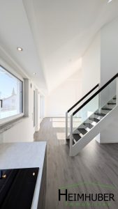 Blick Küche ins Wohnzimmer