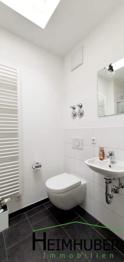 Großzügige und helle Dachgeschoßwohnung in ruhiger Lage - Gäste WC mit Dusche