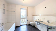 Badezimmer - 108 m² große & helle Garten-Wohnung mit Terrasse – in ruhiger Lage ! ! Fast barrierefrei !