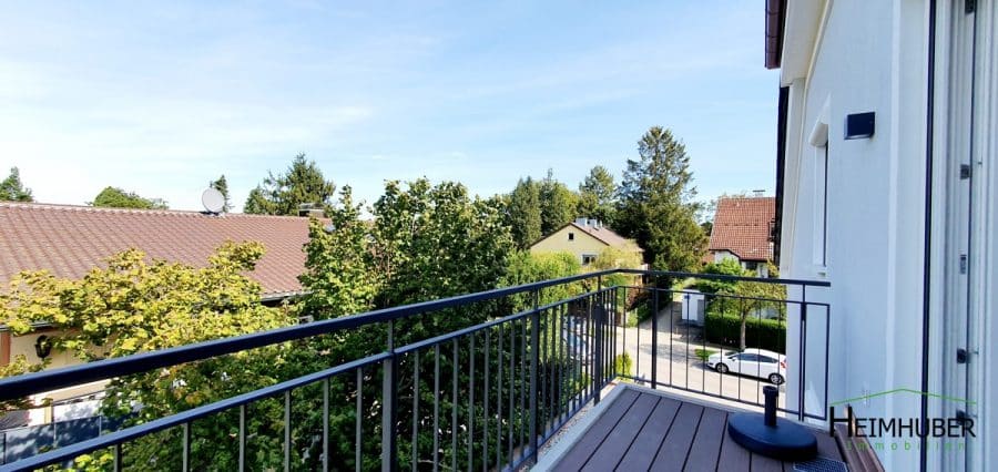Edle - großzügige & neuwertige 3-Zimmer Dachgeschoßwohnung mit Top-Ausstattung in Alt-Perlach - Aussicht Balkon