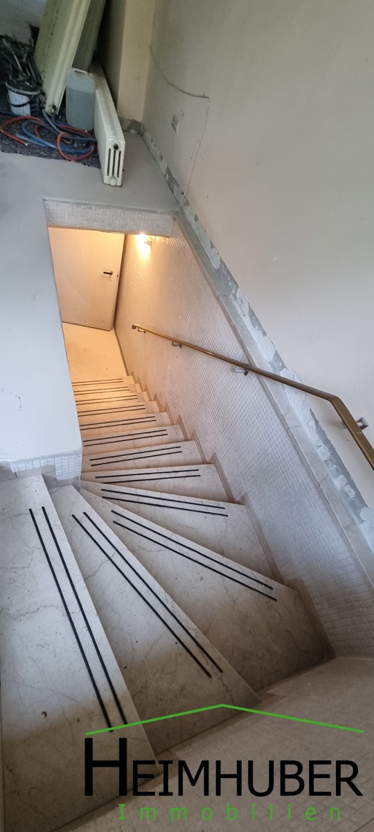 Treppe ins Untergeschoss