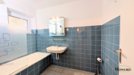 Bad - Freie gut geschnittene 2-Zimmerwohnung nahe dem Lerchenauer See mit Südloggia & Küche